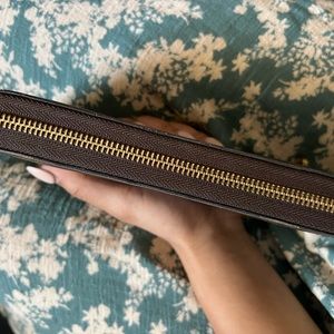 Louis Vuitton M42616 Monogram Canvas Zippy Wallet